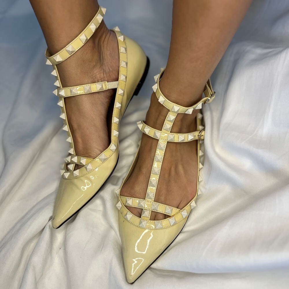 Cream Valentino Rockstud Flats - US 8 - IT38